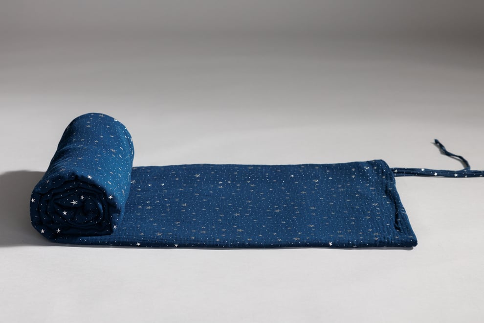 Tela Cama Casita Azul Marino con Estrellas Plateadas - Modelo DK