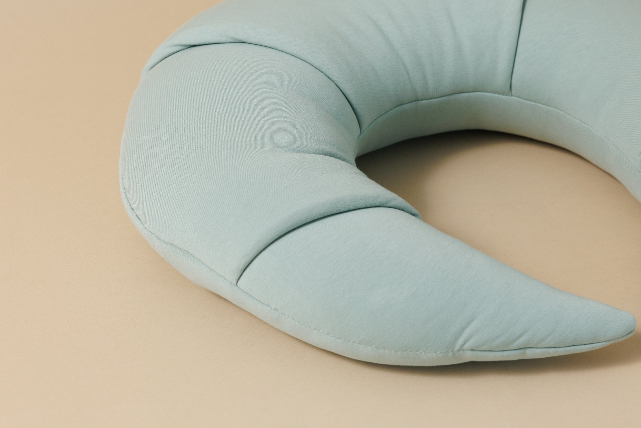 Coussin d'Allaitement Croissant Vert Sauge