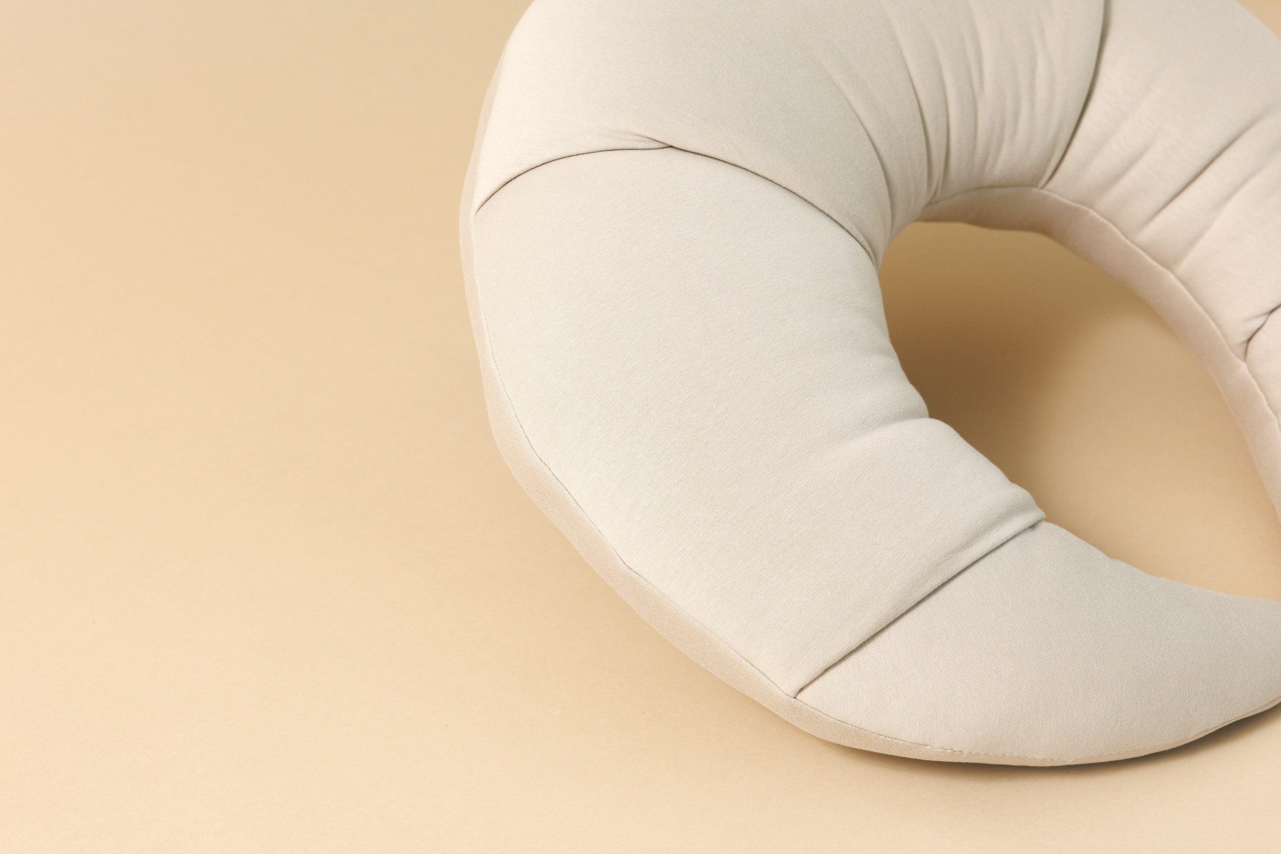 - Coussin d'Allaitement Croissant Cappuccino - Marron (Mon Lit Cabane) - Image 6
