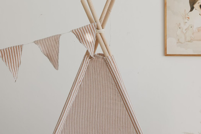 Teepee z mušelínu s béžovými pruhy