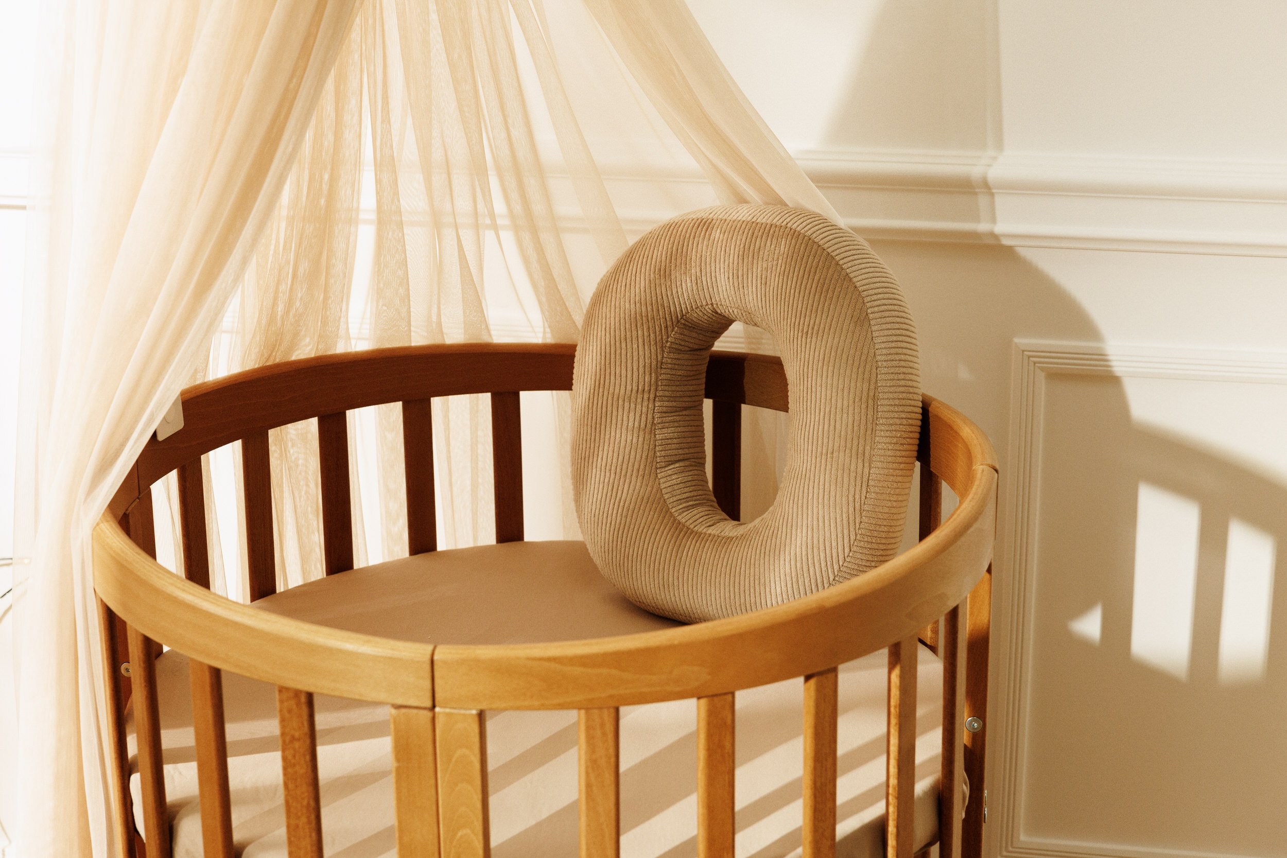 Beige Tüll-Betthimmel für Babybett mit Rahmen