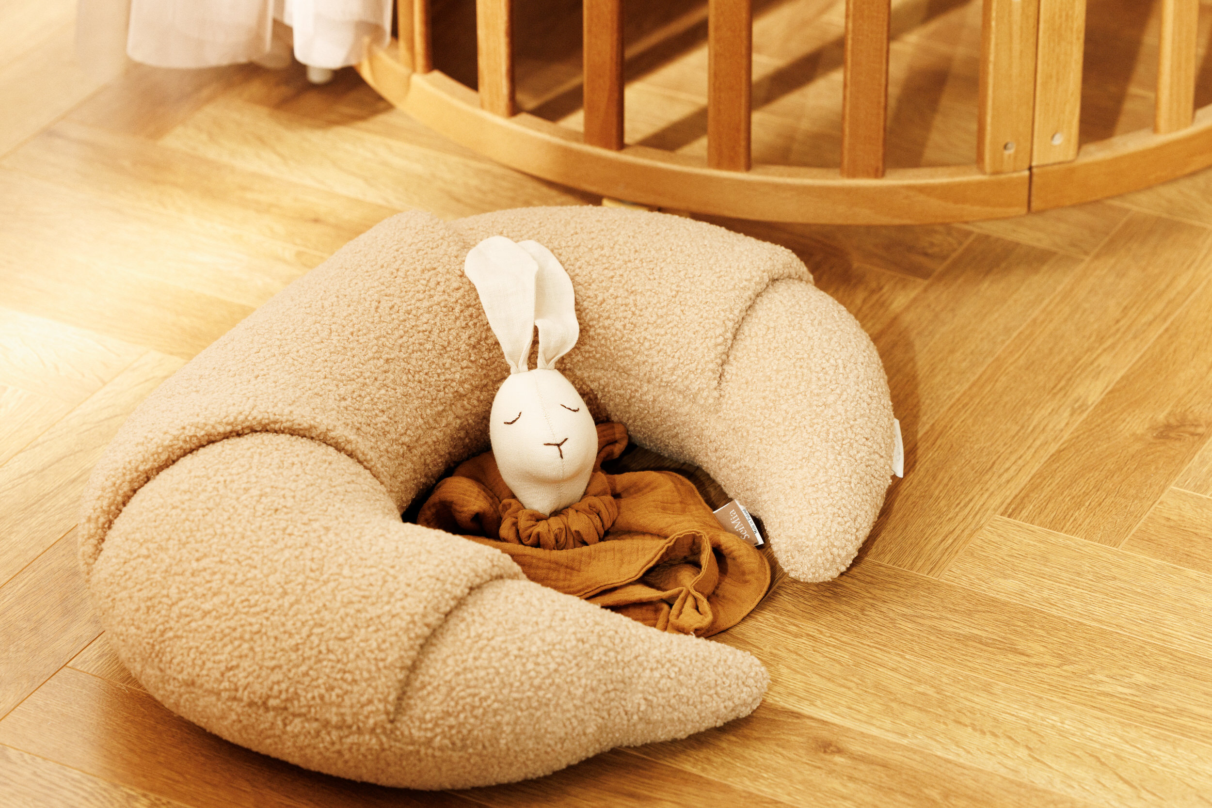 - Coussin d'Allaitement Croissant Bouclé - Chocolat - Marron (Mon Lit Cabane) - Image 2