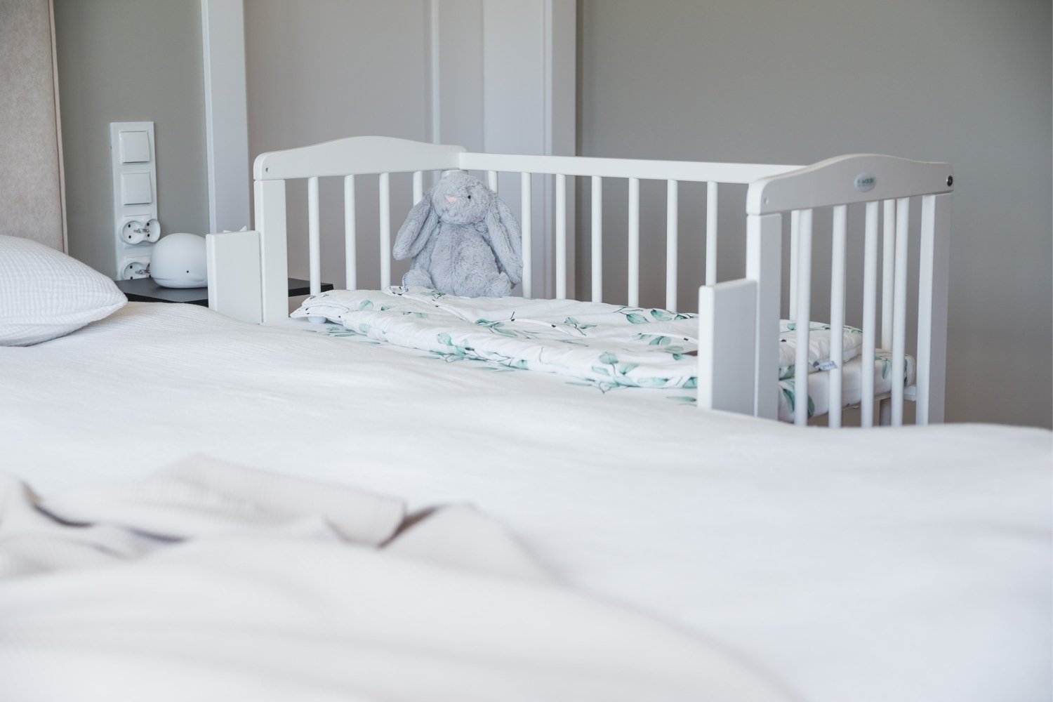 Berço co-sleeper branco com colchão e protetor de berço