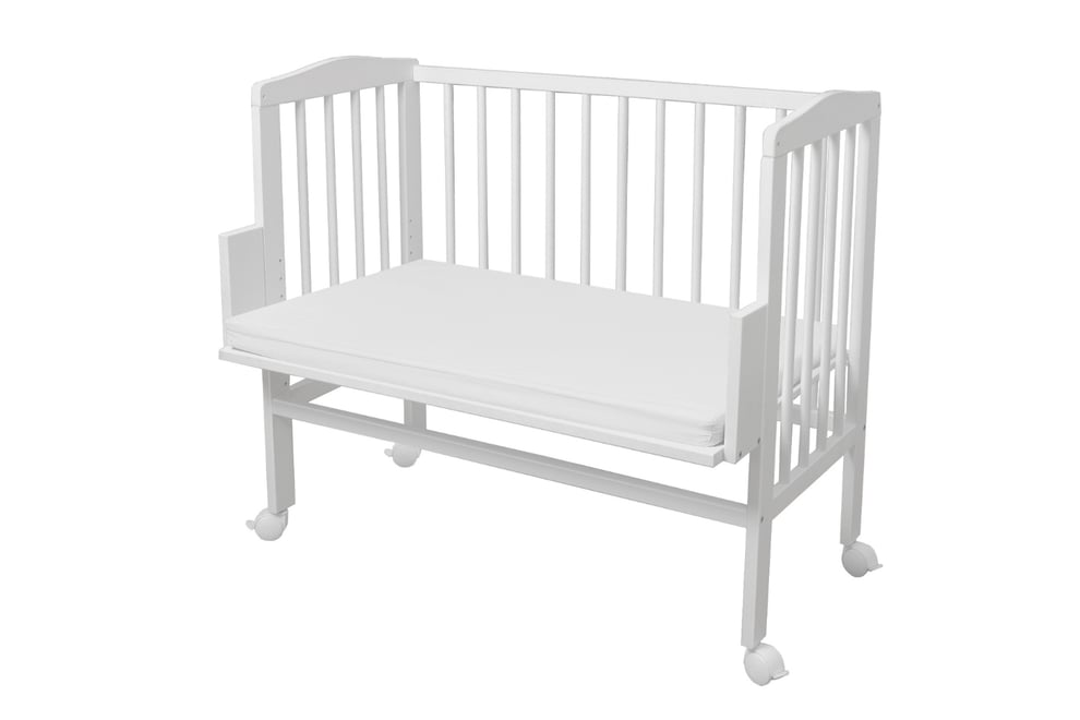 Berço co-sleeper branco com colchão e protetor de berço