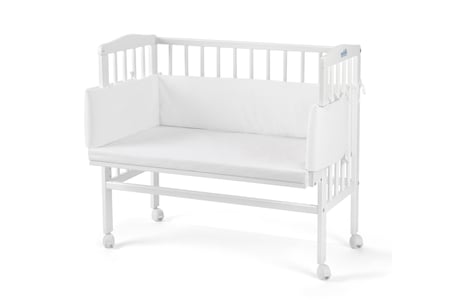 Berço co-sleeper branco com colchão e protetor de berço