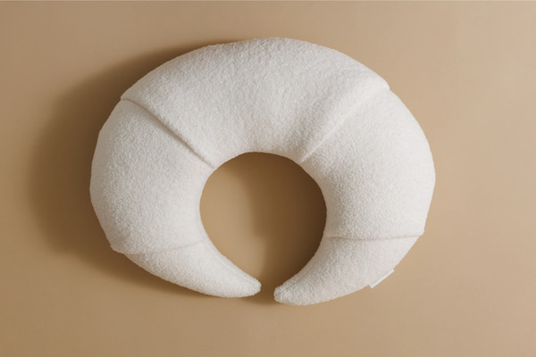 Almofada de amamentação Croissant - Bouclé Baunilha
