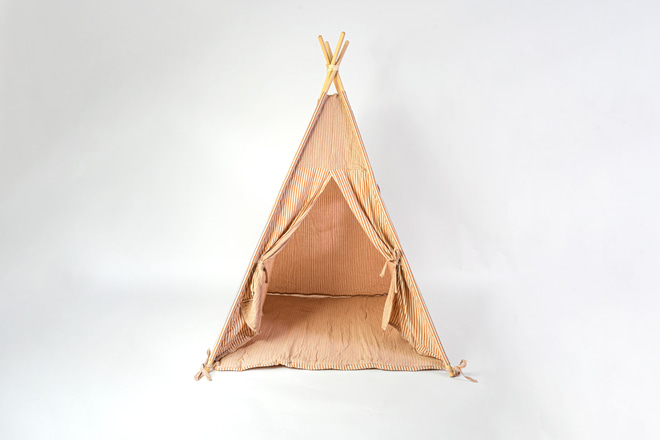 Teepee z mušelínu s béžovými pruhy