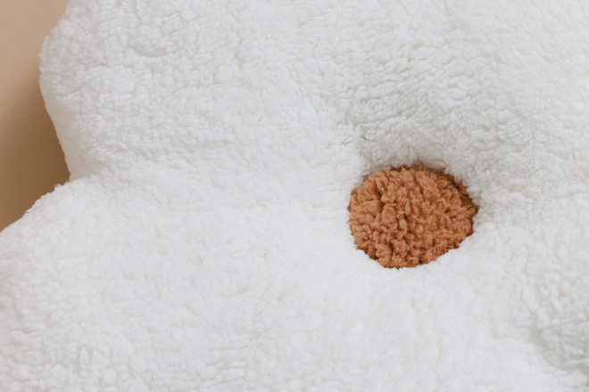 Coussin Marguerite Bouclé – Écru