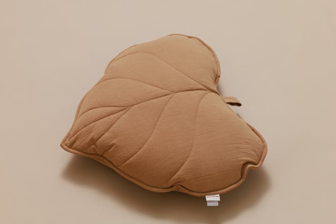 Cuscino Foglia in Cotone – Caramello