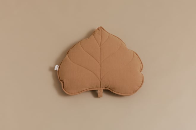 Cuscino Foglia in Cotone – Caramello