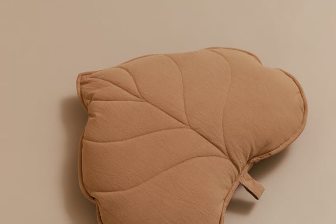 Cuscino Foglia in Cotone – Caramello