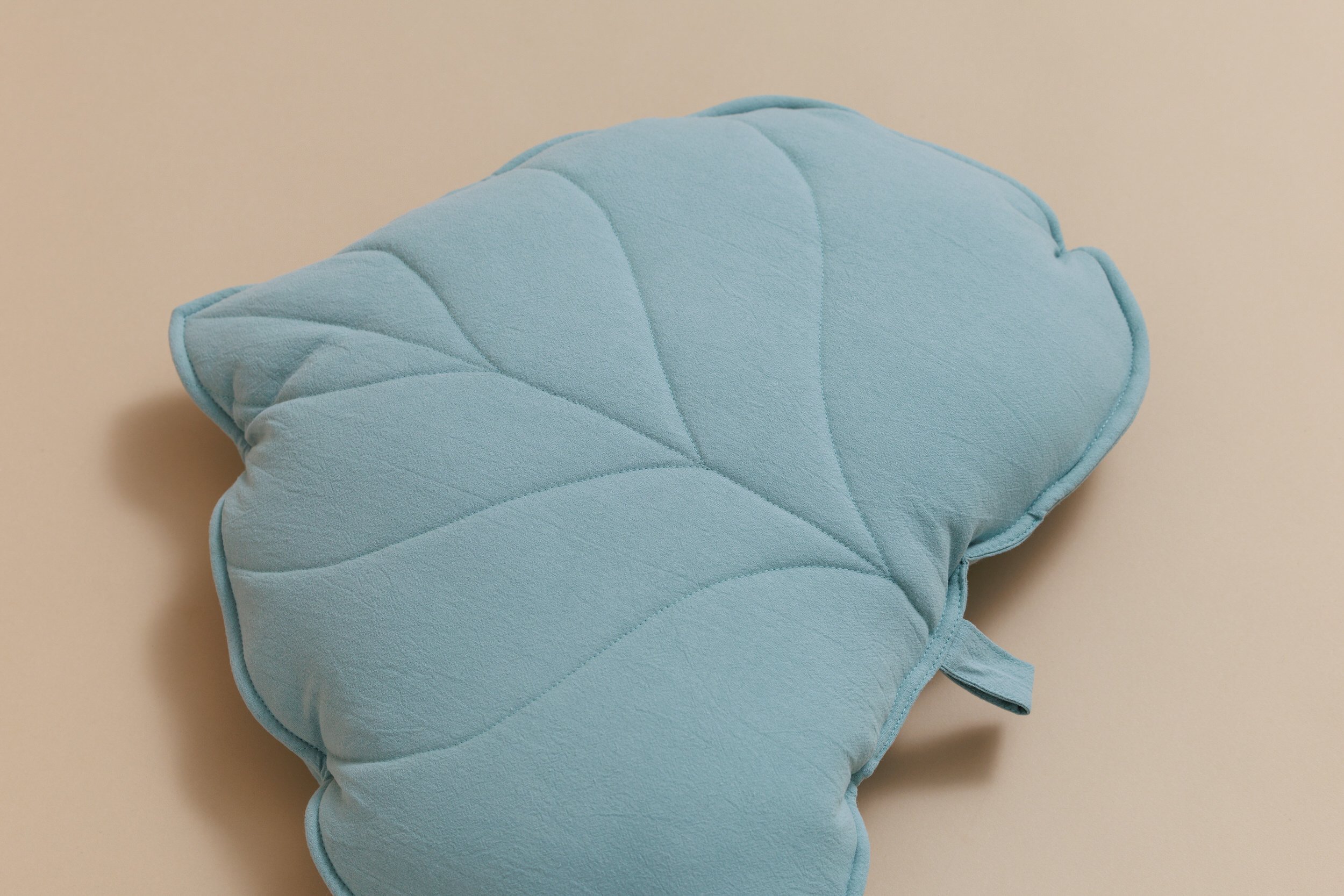 Coussin Feuille en Coton – Vert Sauge Coussin Feuille en Coton – Vert Sauge