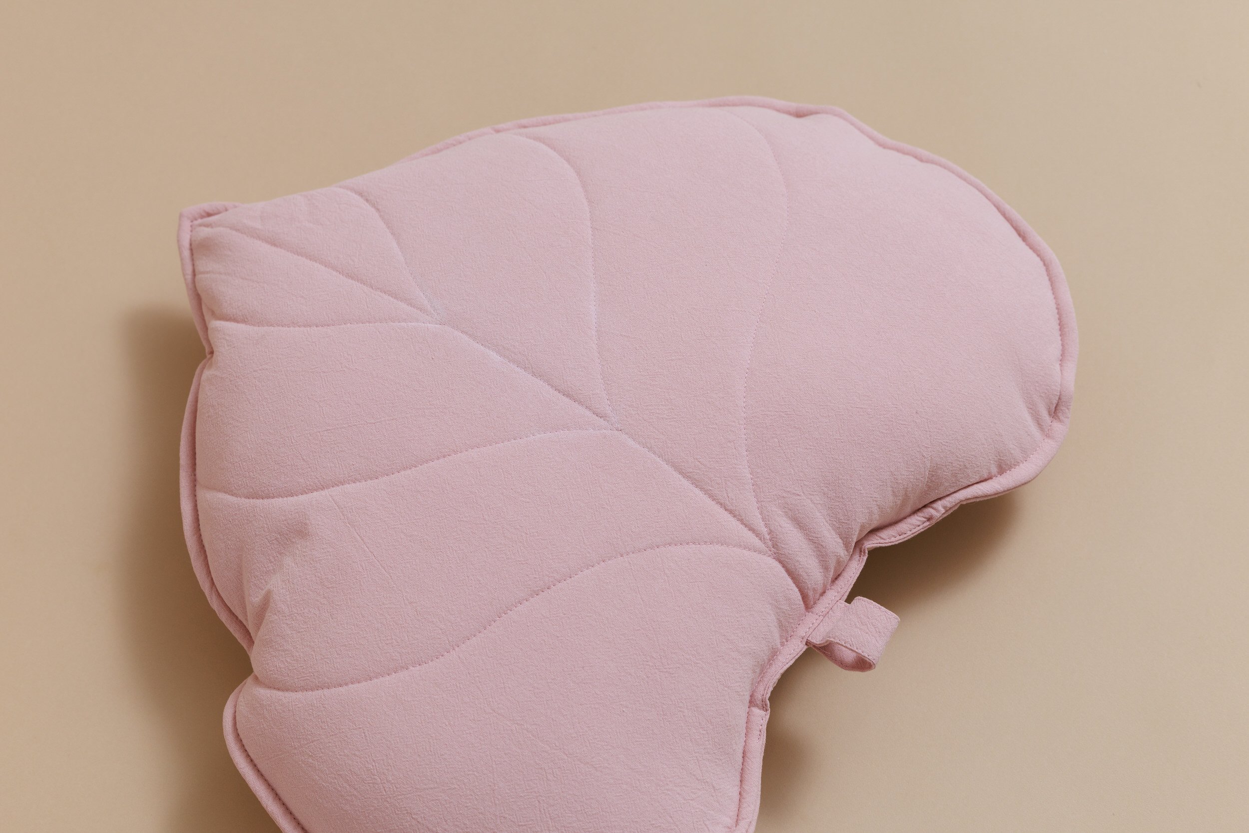 Coussin Feuille en Coton – Rose Poudré Coussin Feuille en Coton – Rose Poudré
