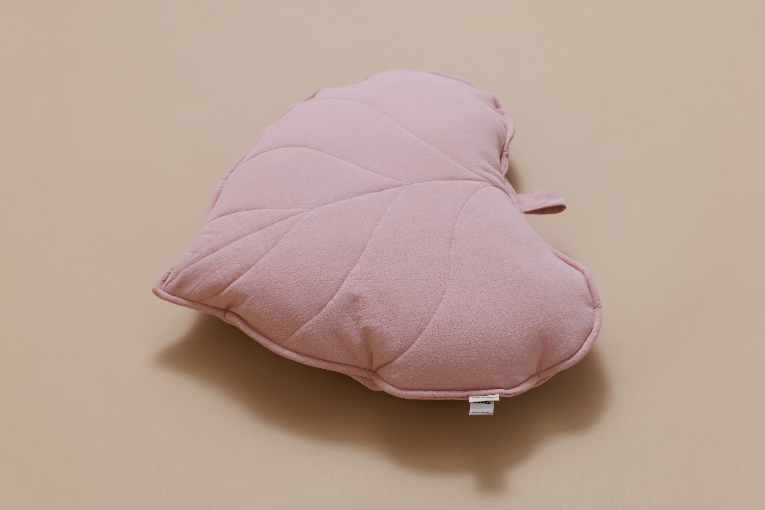Coussin Feuille en Coton – Rose Poudré Coussin Feuille en Coton – Rose Poudré