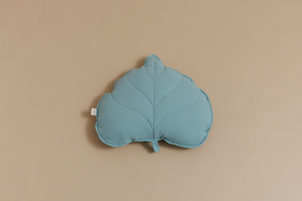 Baumwoll-Kissen in Blattform – Salbeigrün