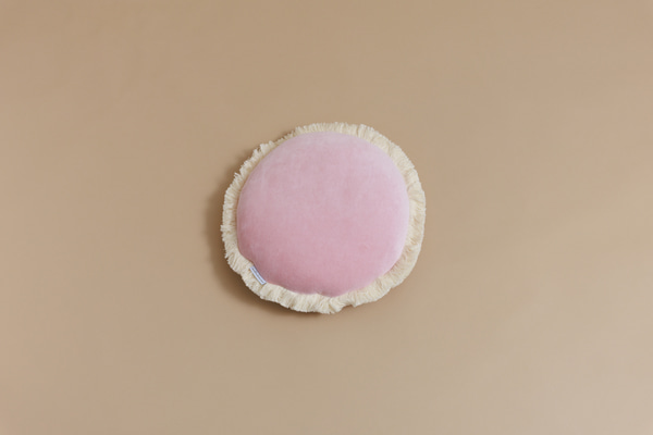 Rundes Velour-Kissen mit Fransen - Powder Pink