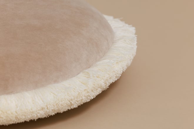 Rundes Velour-Kissen mit Fransen - Honig