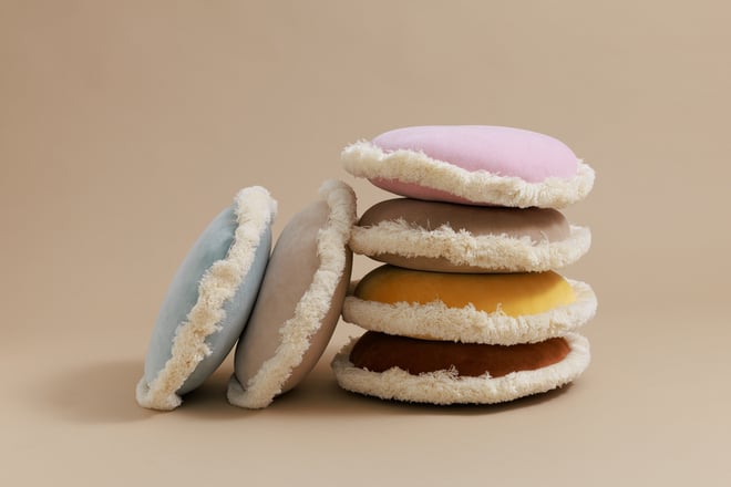Rundes Velour-Kissen mit Fransen - Honig