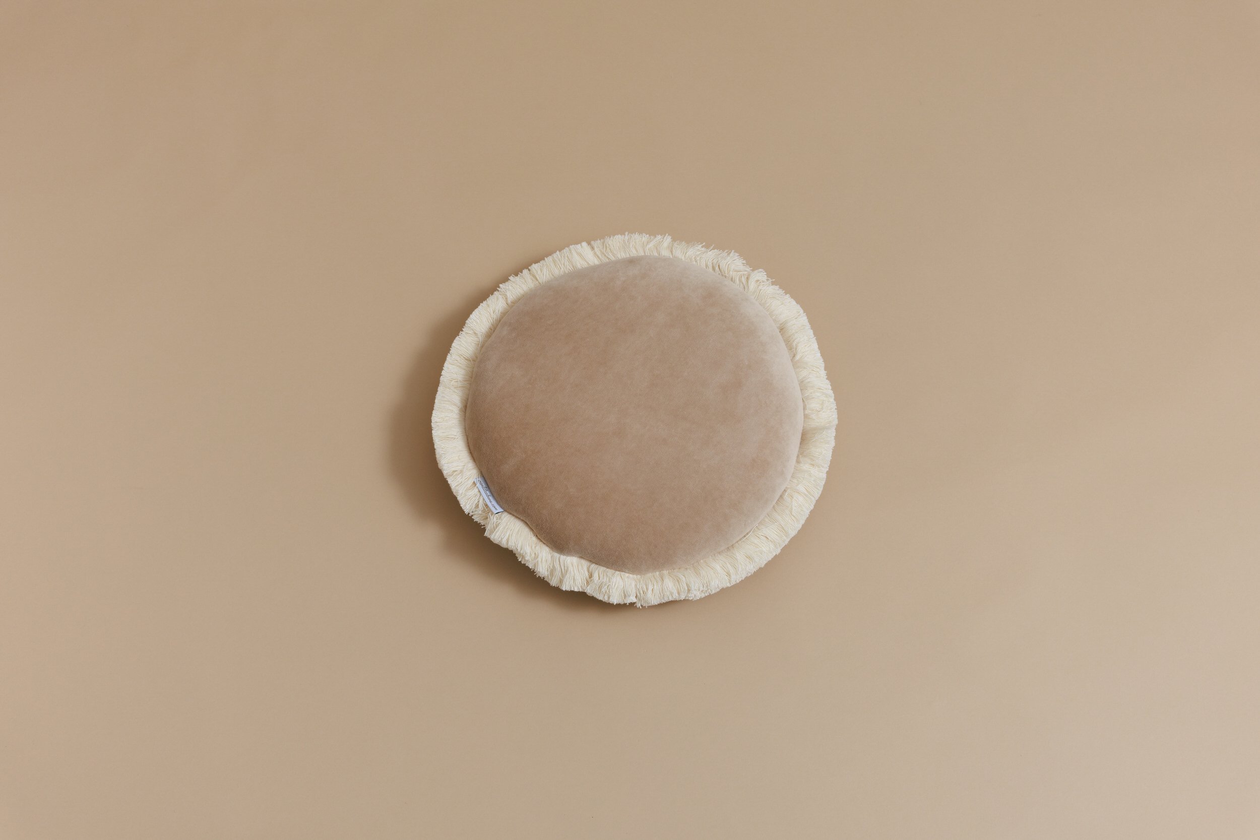 Rundes Velour-Kissen mit Fransen - Honig Rundes Velour-Kissen mit Fransen - Honig