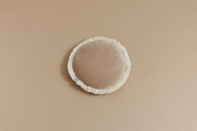 Rundes Velour-Kissen mit Fransen - Honig