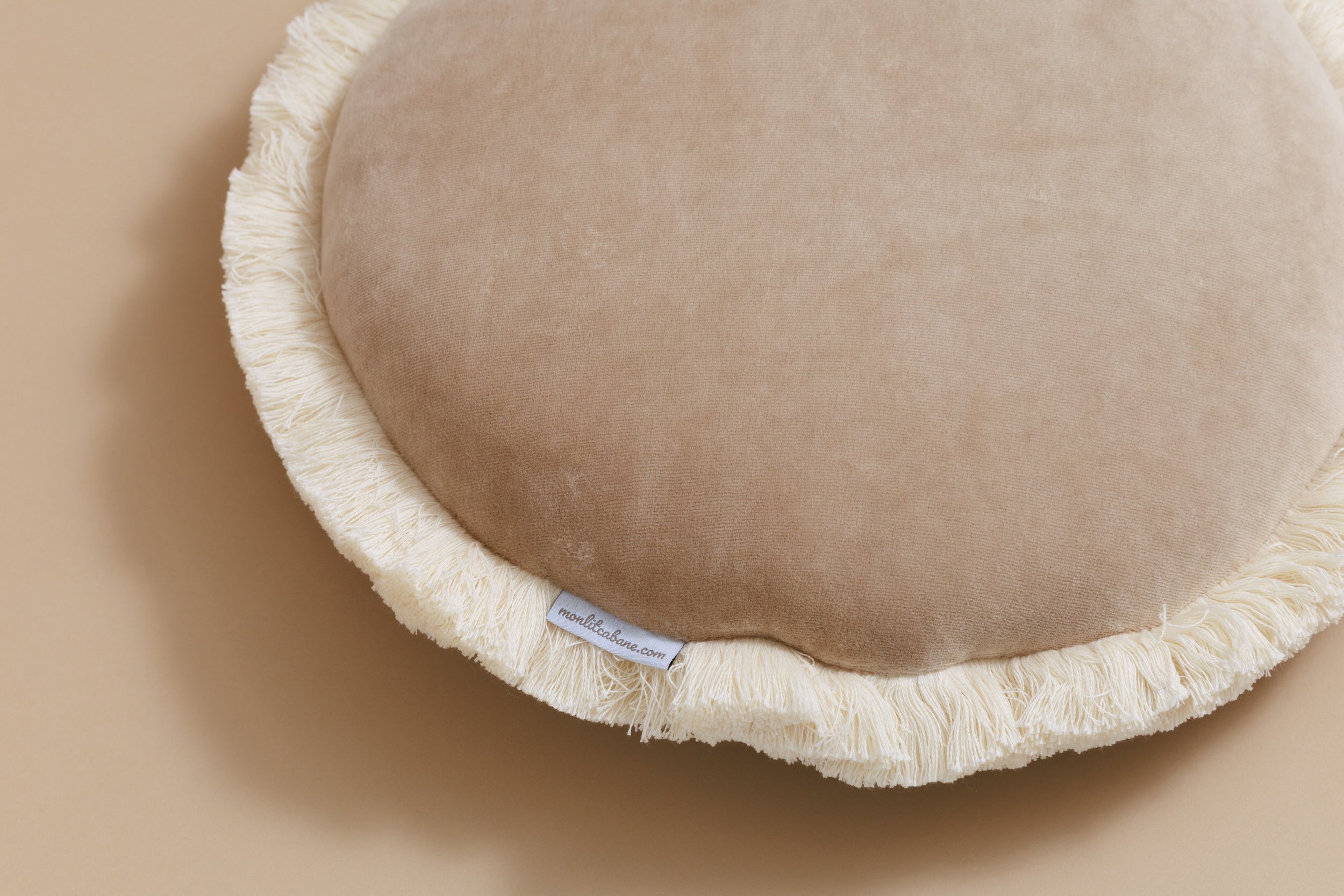 Rundes Velour-Kissen mit Fransen - Honig Rundes Velour-Kissen mit Fransen - Honig