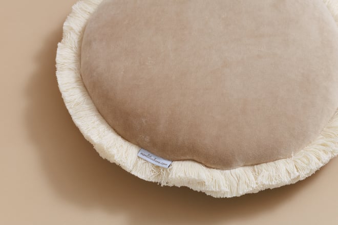 Rundes Velour-Kissen mit Fransen - Honig