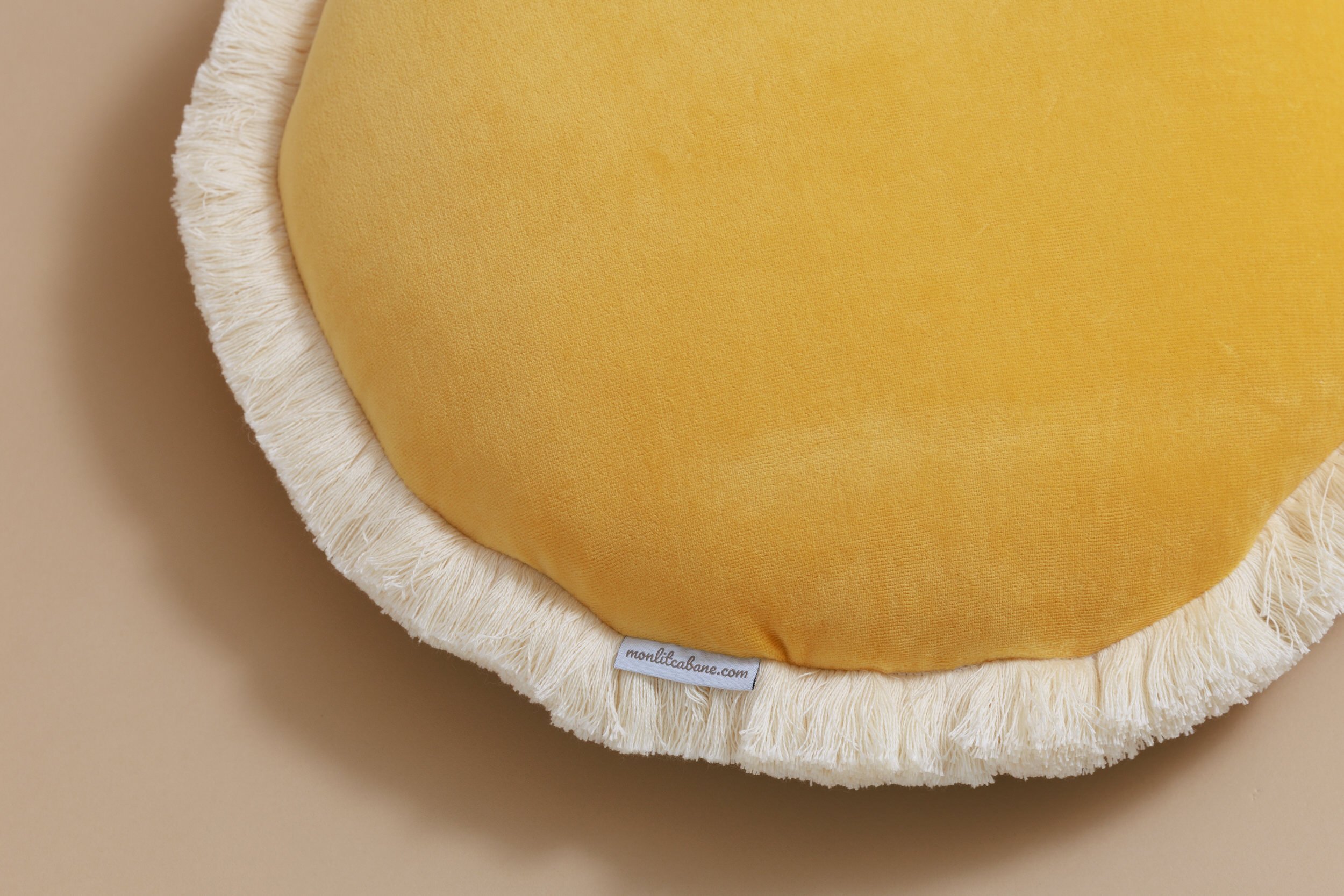 Rundes Velour-Kissen mit Fransen - Honig Rundes Velour-Kissen mit Fransen - Honig