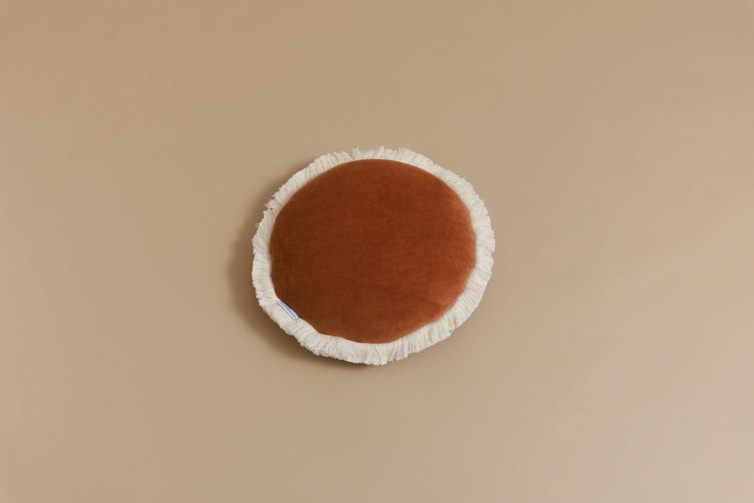 Rundes Velour-Kissen mit Fransen - Zimt Rundes Velour-Kissen mit Fransen - Zimt