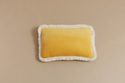 Cojín Rectangular de Terciopelo con Flecos - Miel