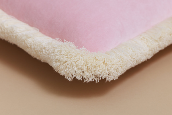 Rechteckiges Velour-Kissen mit Fransen - Powder Pink