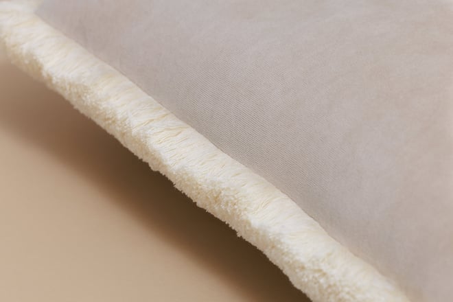 Rechteckiges Velour-Kissen mit Fransen - Honig
