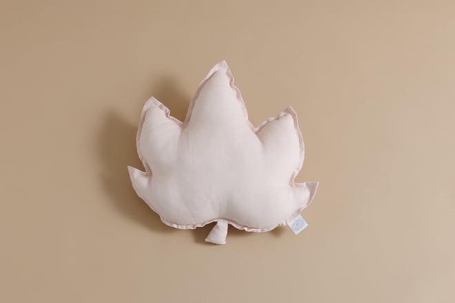 Coussin Feuille d’Érable en Lin Rose Poudré