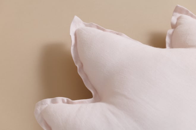 Coussin Feuille d’Érable en Lin Rose Poudré