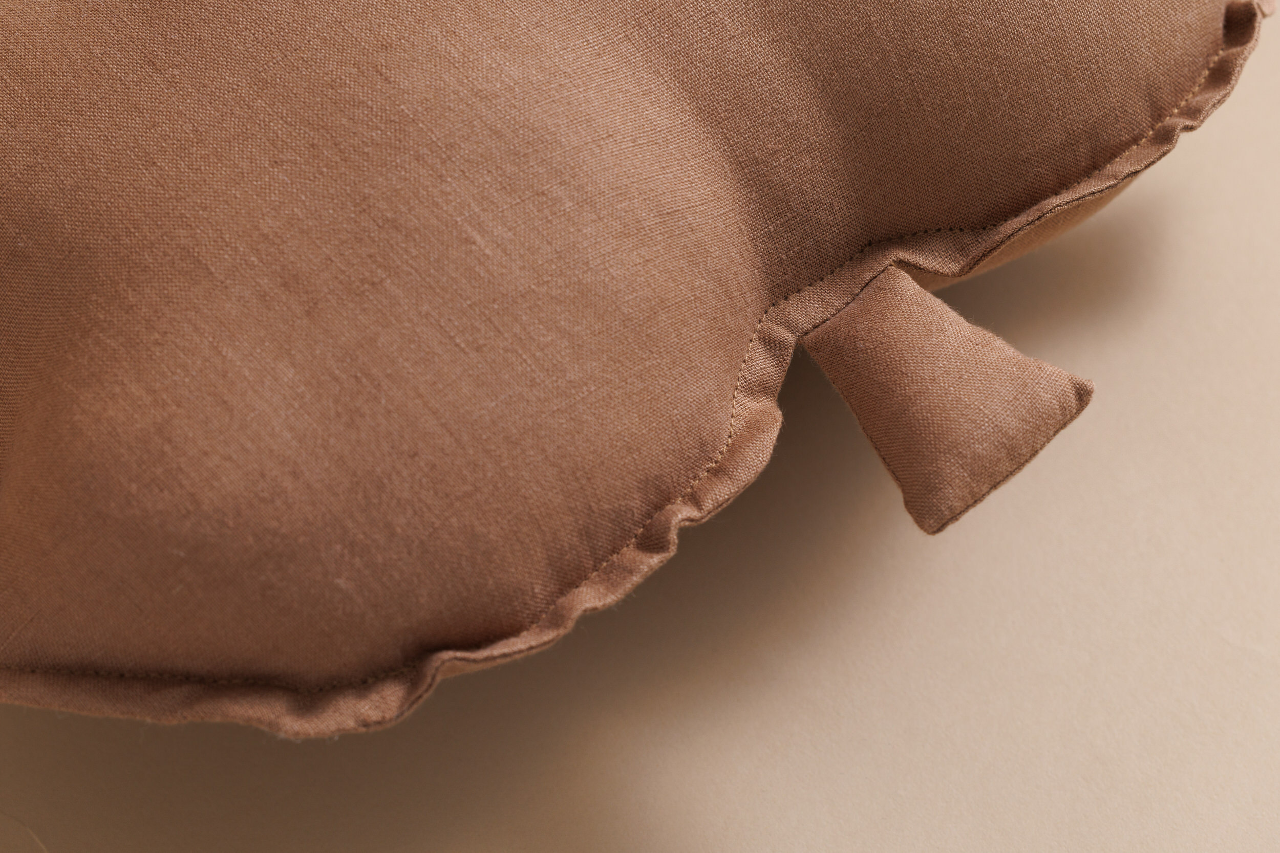 - Coussin Feuille d’Érable en Lin Chocolat - Marron (Mon Lit Cabane) - Image 3