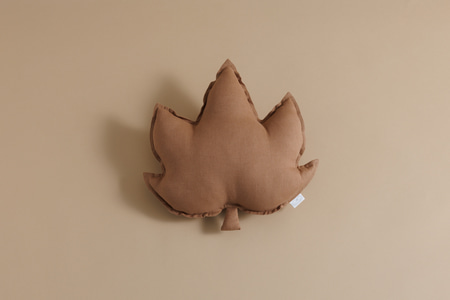 Coussin Feuille d’Érable en Lin Chocolat