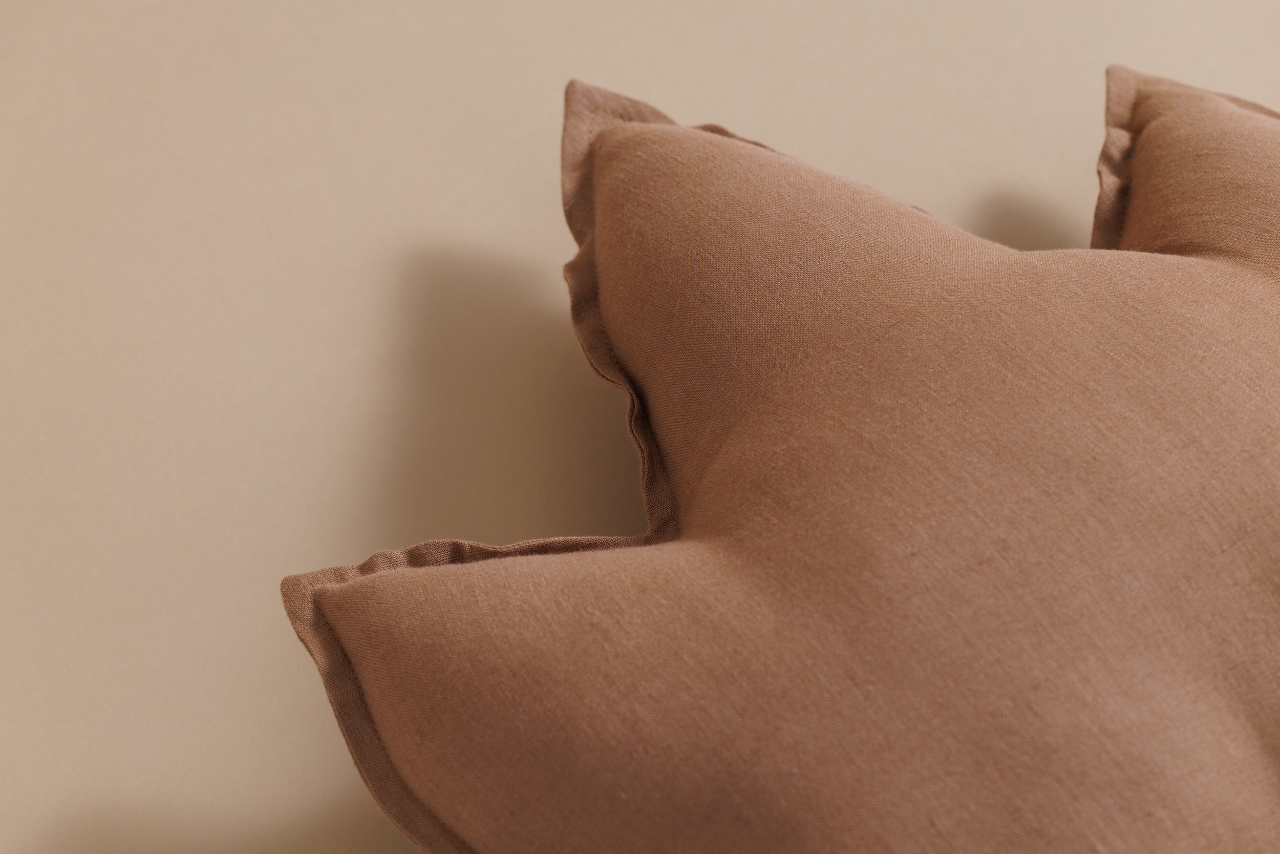 - Coussin Feuille d’Érable en Lin Chocolat - Marron (Mon Lit Cabane) - Image 4