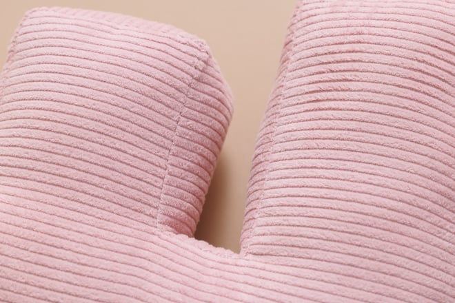 Cuscino Lettera F - Velluto a Coste Rosa