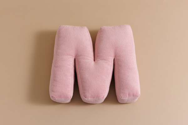 Buchstaben-Kissen M - Rosa Kord