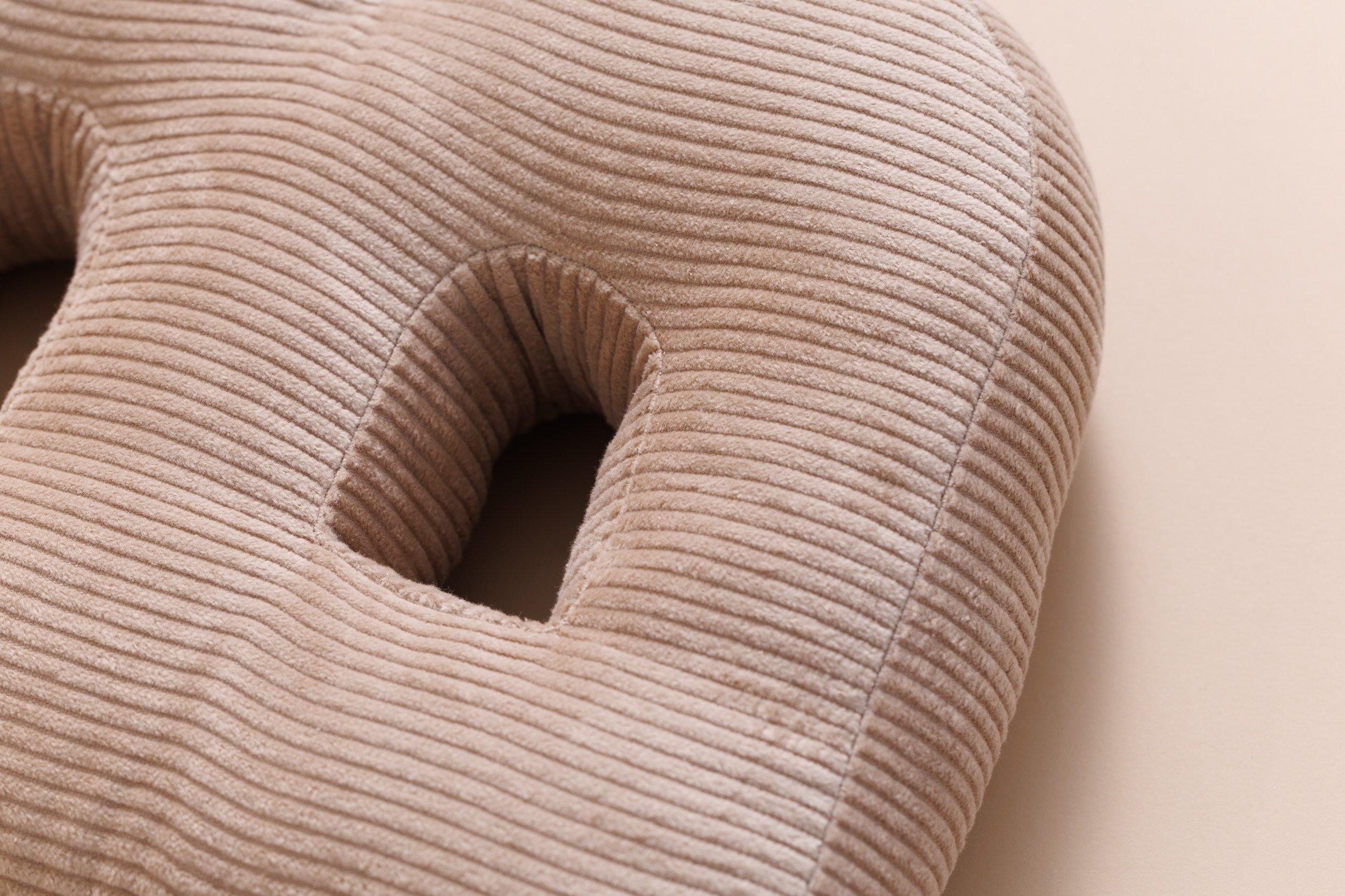 Coussin Lettre B - Velours Côtelé Cappuccino Coussin Lettre B - Velours Côtelé Cappuccino