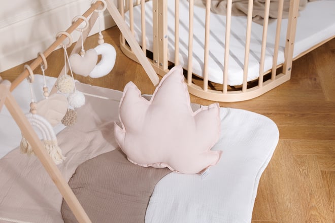 Coussin Feuille d’Érable en Lin Rose Poudré