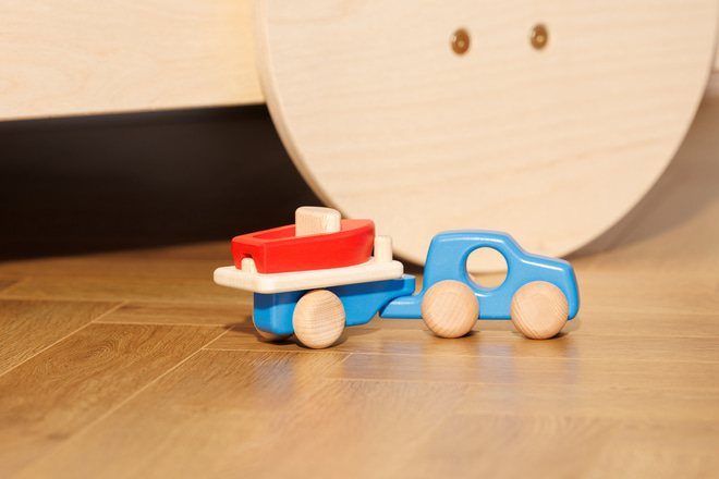 Dřevěná hračka – Auto s přívěsem a lodí