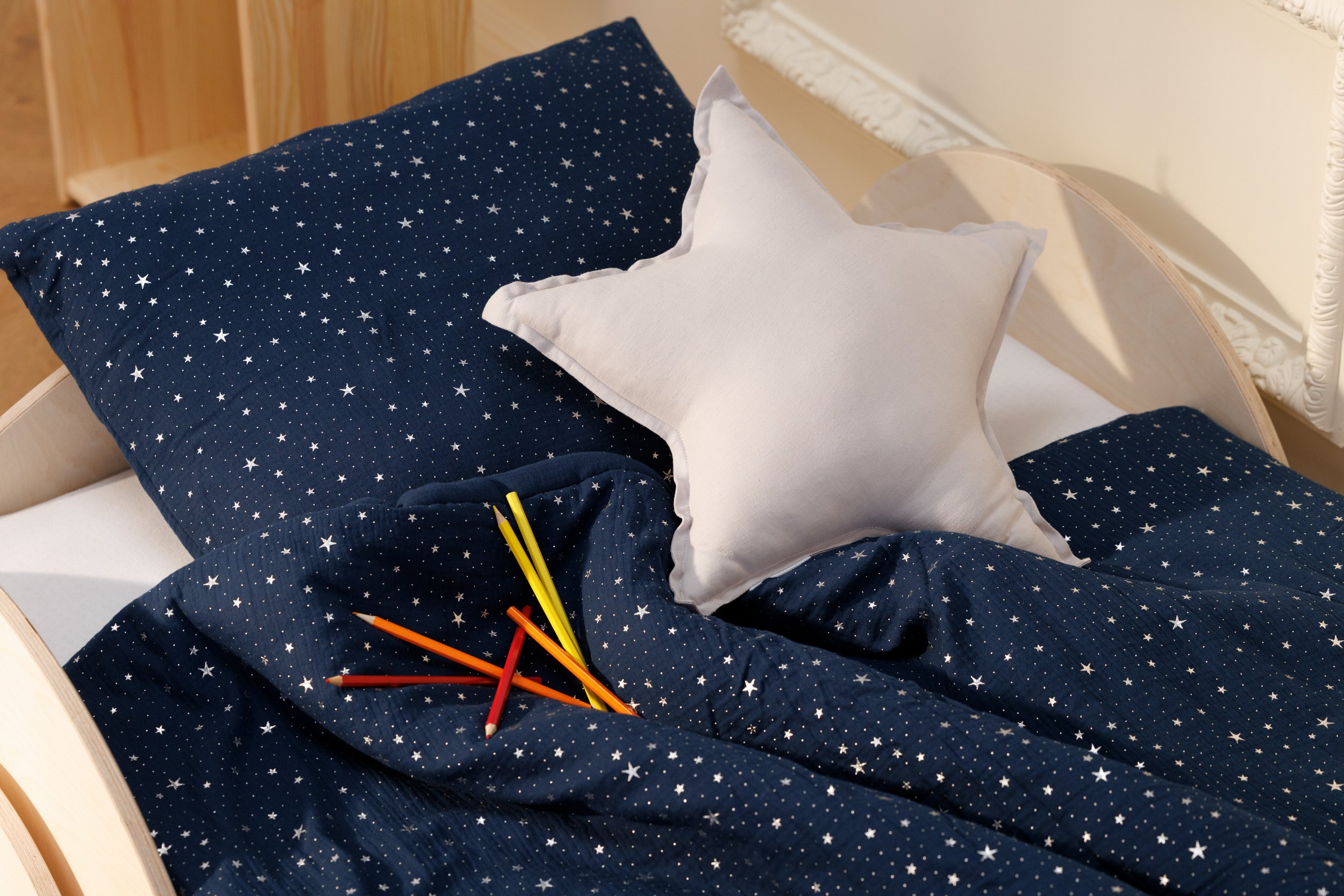 Set piumone e cuscino in mussola di cotone 120x170 - Blu Marino con Stelle Argentate Set piumone e cuscino in mussola di cotone 120x170 - Blu Marino con Stelle Argentate