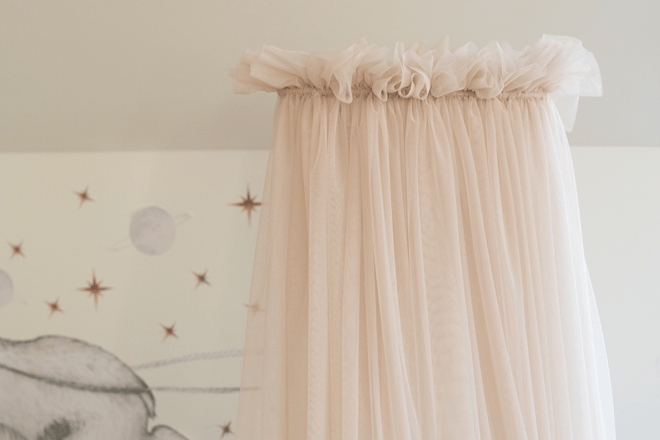 Dossel de Cama de Bebé em Tule Bege com Estrutura