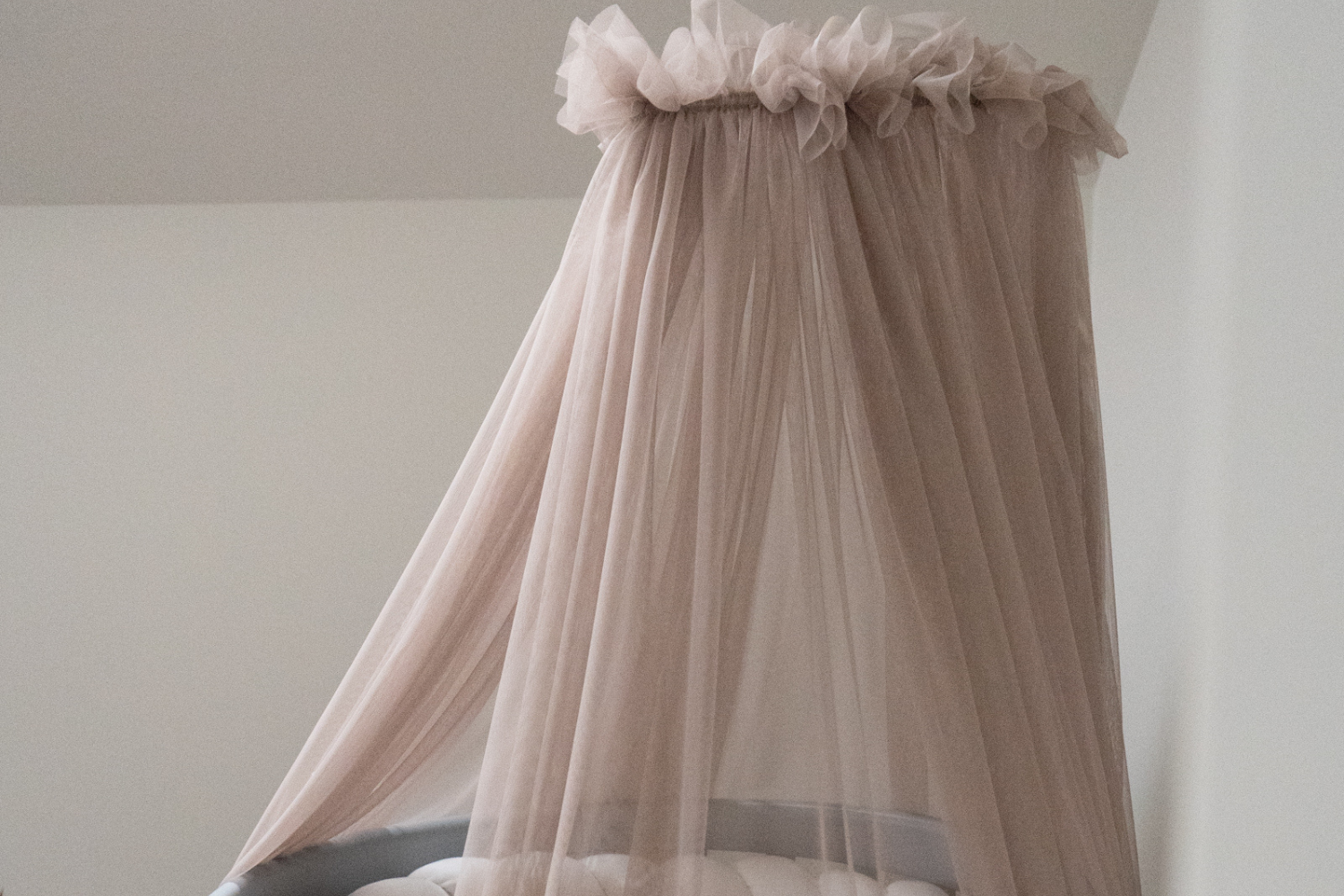 Dossel de Cama de Bebé em Tule Taupe com Estrutura Dossel de Cama de Bebé em Tule Taupe com Estrutura