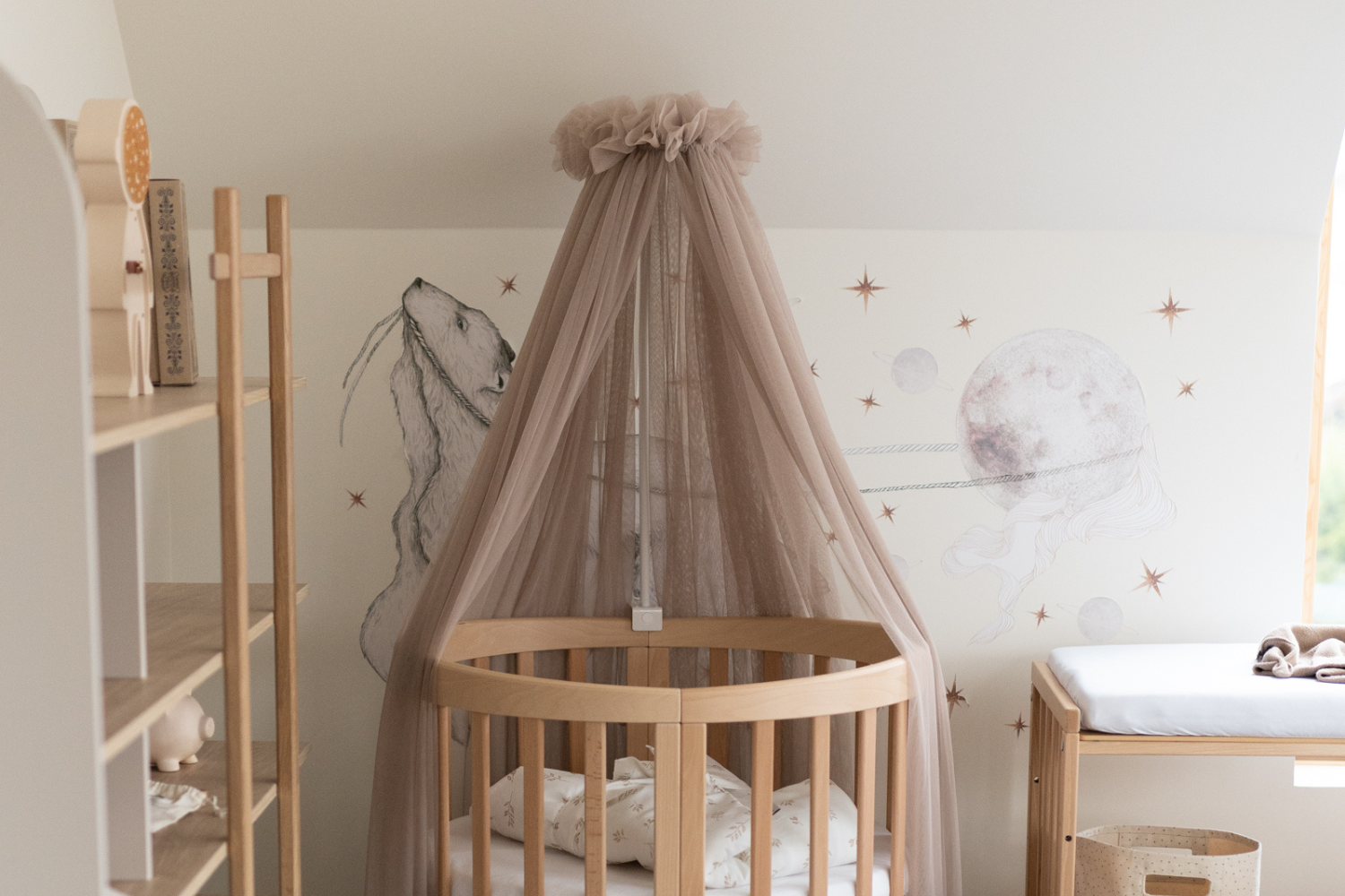 Dossel de Cama de Bebé em Tule Taupe com Estrutura Dossel de Cama de Bebé em Tule Taupe com Estrutura