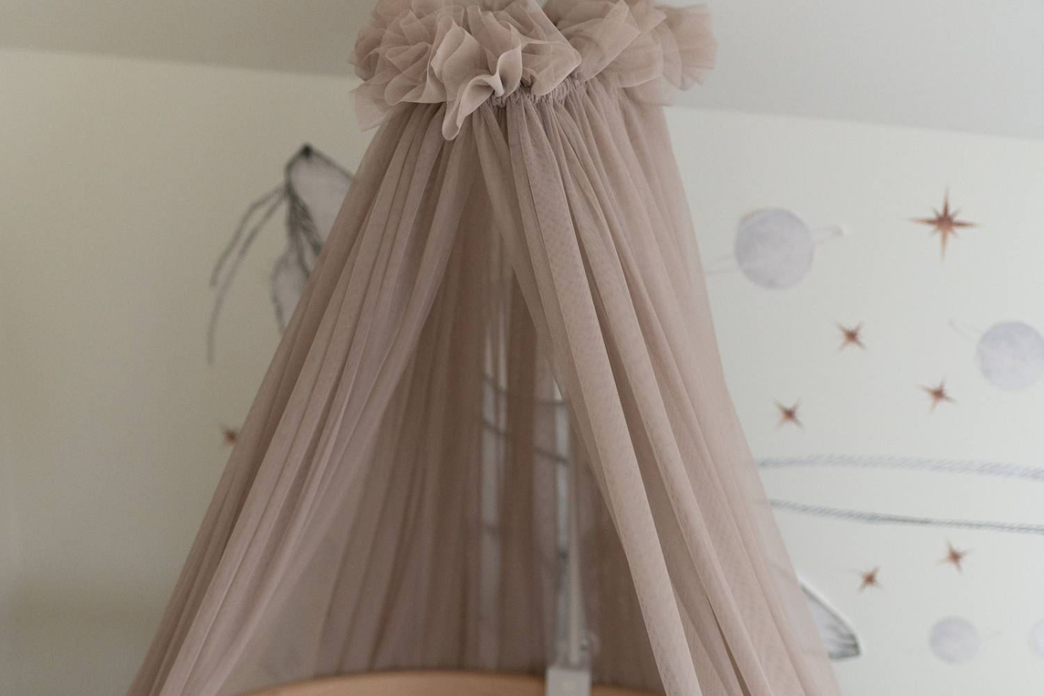 Dossel de Cama de Bebé em Tule Taupe com Estrutura Dossel de Cama de Bebé em Tule Taupe com Estrutura