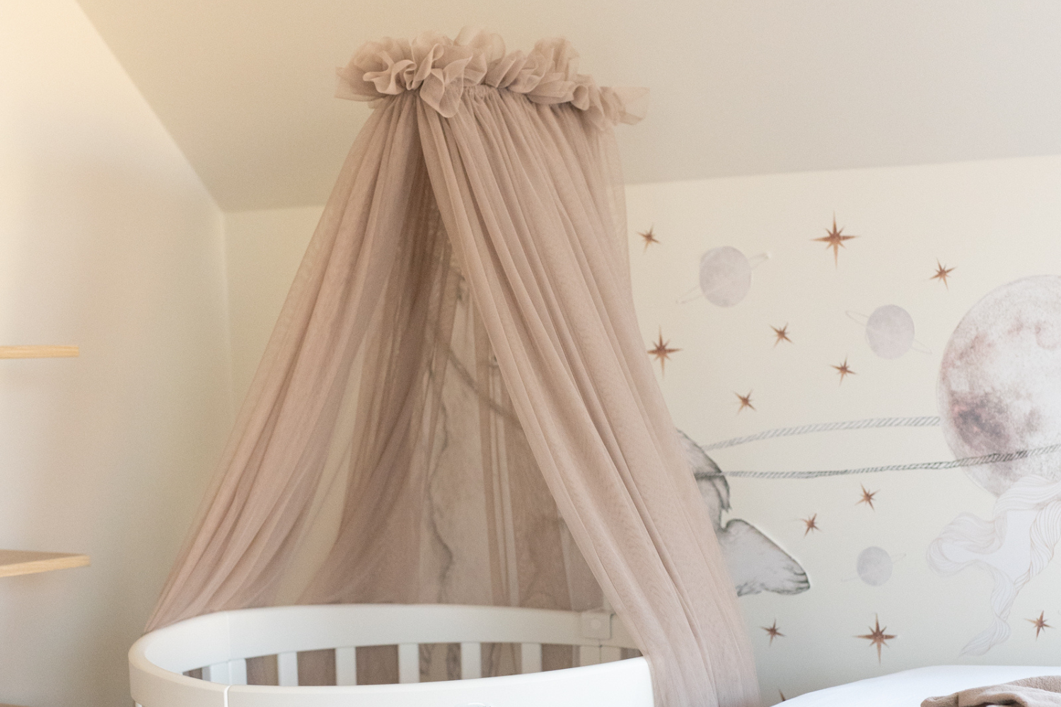 Dossel de Cama de Bebé em Tule Taupe com Estrutura Dossel de Cama de Bebé em Tule Taupe com Estrutura