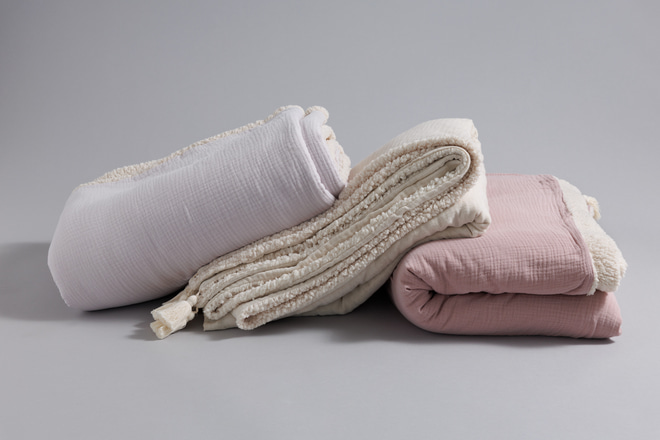 Oboustranná deka mušelín a bouclé – přírodní