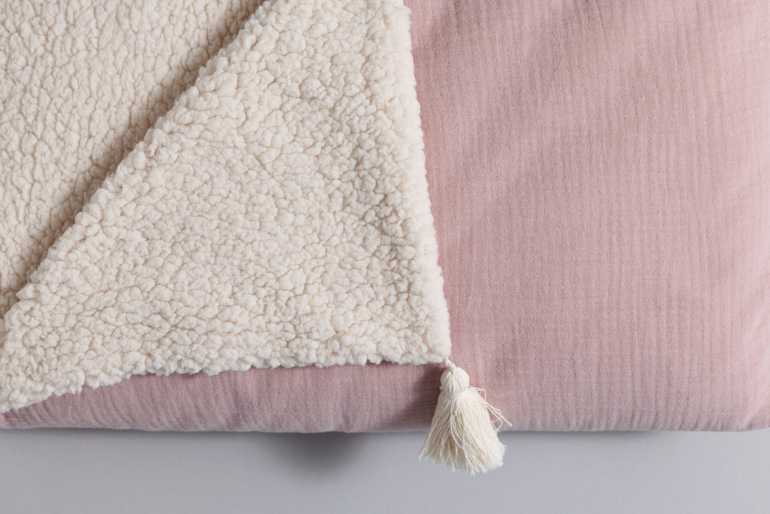Manta de Muselina de Algodón y Bouclé de Doble Cara - Rosa Empolvado Manta de Muselina de Algodón y Bouclé de Doble Cara - Rosa Empolvado