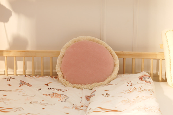 Rundes Velour-Kissen mit Fransen - Powder Pink